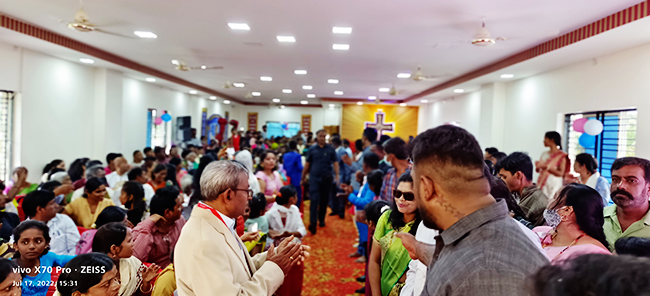 Large gathering join in celebrating the Birthday 2022 of Bro Andrew Richard with grandnuer at Prayer Centre, Budigere in Bangalore on July 17th along with large devotees and members of Grace Ministry.